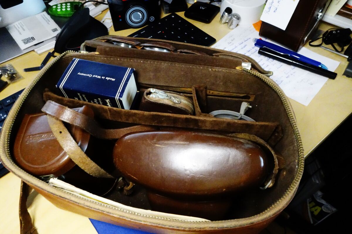 Un ensemble exceptionnel : un Voigtländer Bessamatic De Luxe dans son sac d’époque et ses accessoires. Seconde partie, les accessoires.